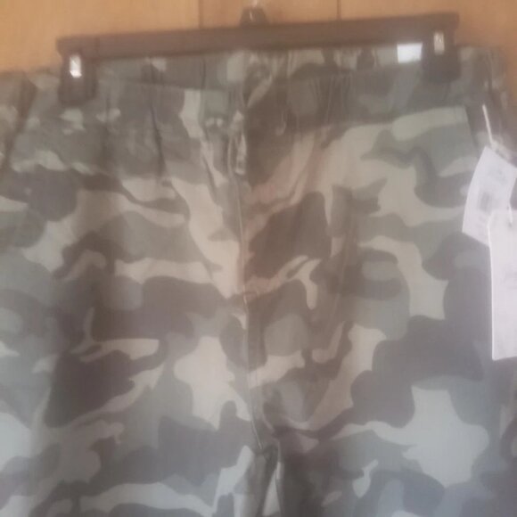 Royalty Collection Men's Camo Elastic Waist Bermuda Shorts Size XL NWT - Picture 3 of 5